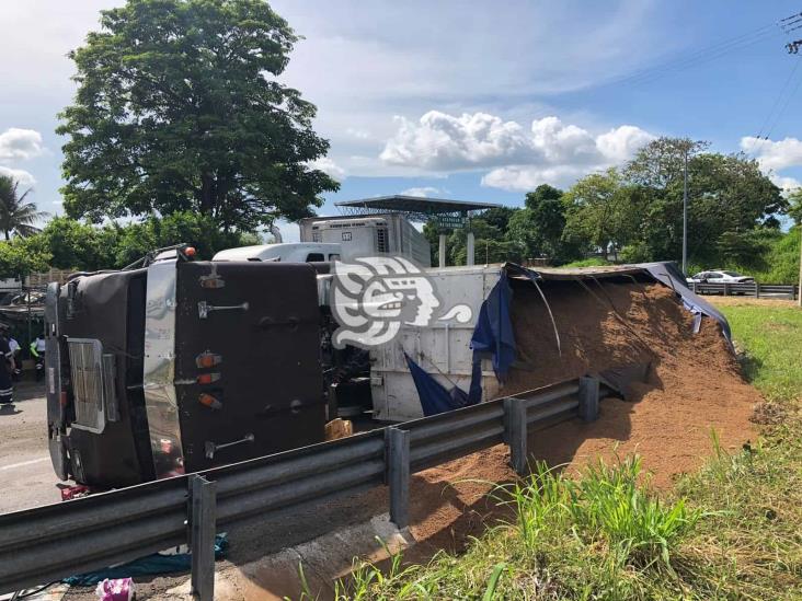 Tractocamión volcó en carril de la caseta de peaje Acayucan-Isla