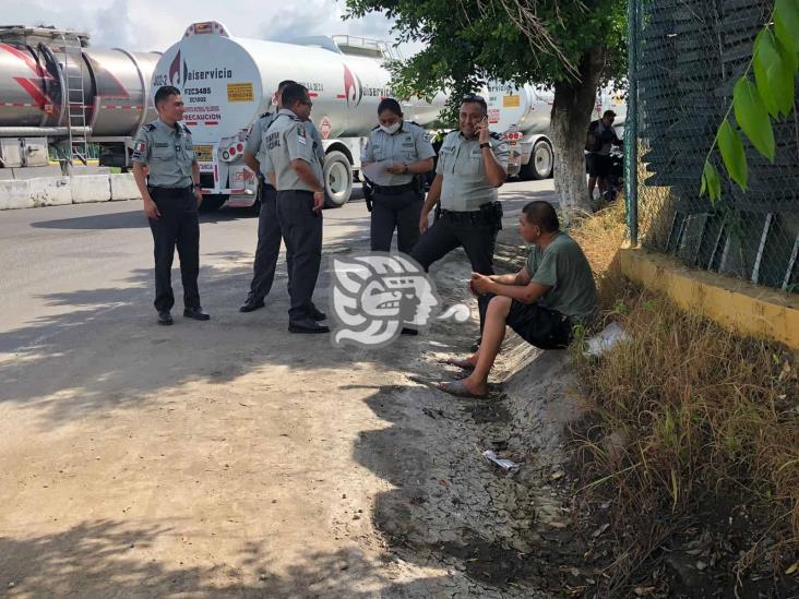 Tractocamión volcó en carril de la caseta de peaje Acayucan-Isla
