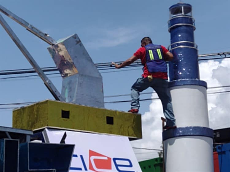 Cableado eléctrico impide el paso a los carros alegóricos del Carnaval de Veracruz