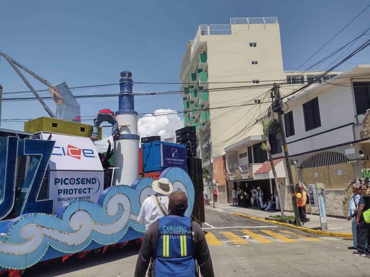 Cableado eléctrico impide el paso a los carros alegóricos del Carnaval de Veracruz