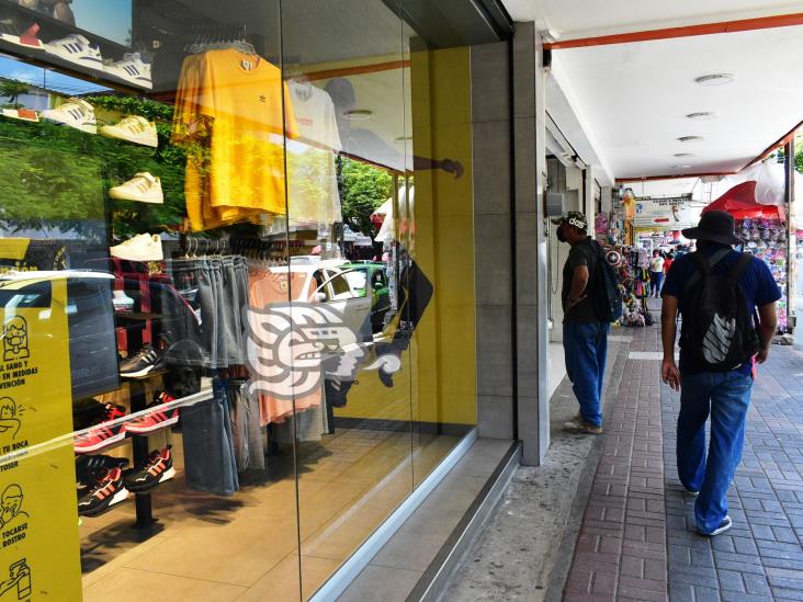 Ante bajas ventas, ofertan mercancías en el centro de Coatzacoalcos
