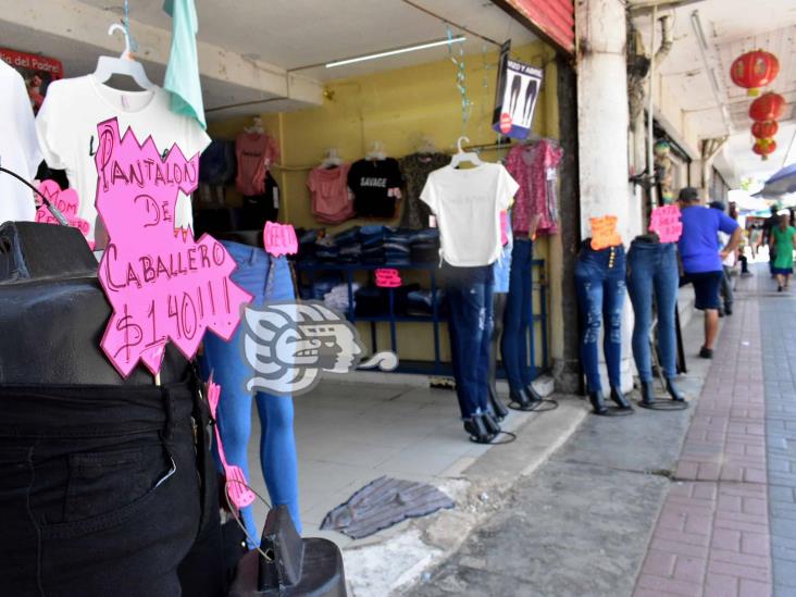 Ante bajas ventas, ofertan mercancías en el centro de Coatzacoalcos