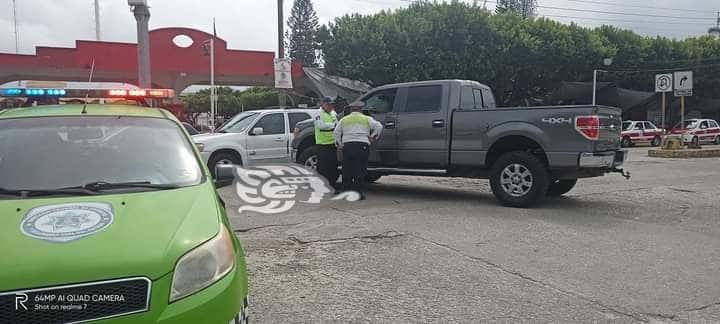 Camioneta impactó una patrulla de tránsito en Las Choapas