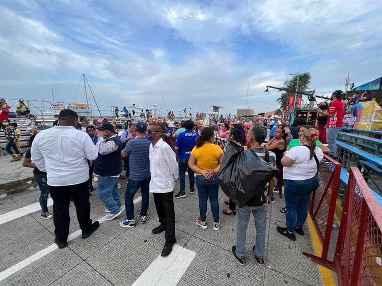 Policía desaloja a graderos que bloquearon desfile del Carnaval de Veracruz (+video)