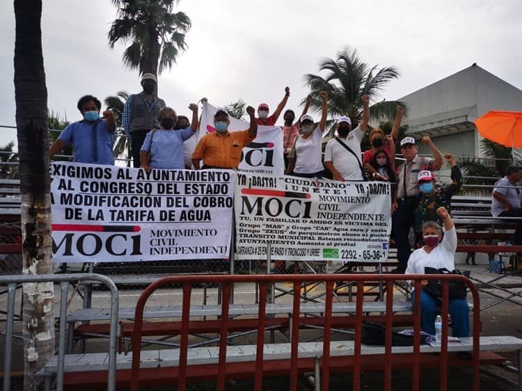 MOCI se manifiesta en grada del Carnaval de Veracruz por mal servicio de agua potable