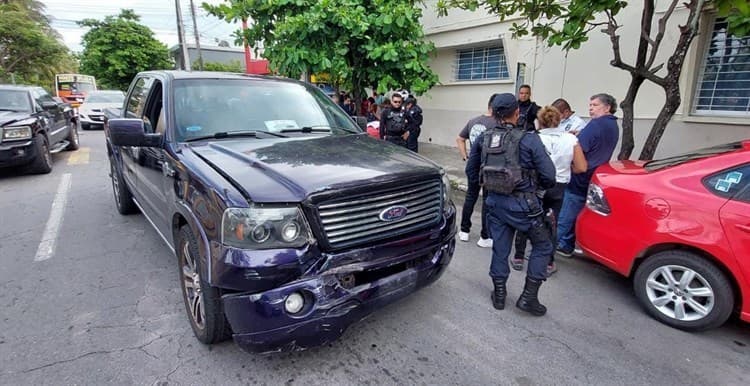 Camioneta termina volcada al provocar accidente en Veracruz