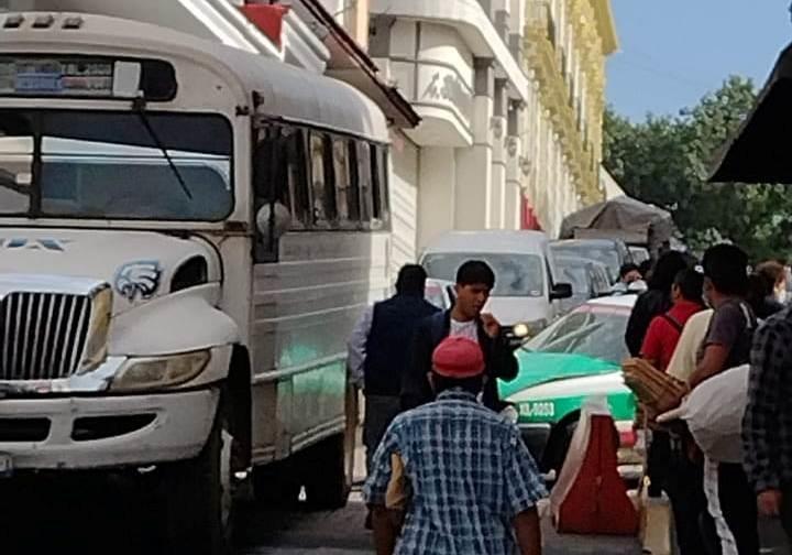 Chocan taxi y autobús de pasajeros en pleno Centro de Xalapa