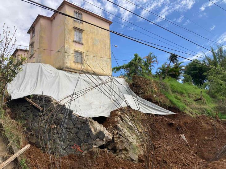 Foco rojo en deslizamientos; edificios en riesgo de caer en Nuevo Xalapa