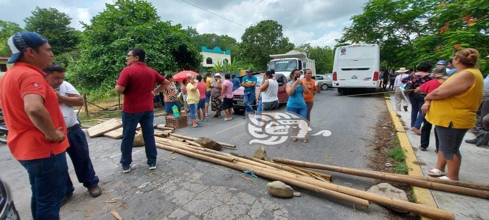 Bloquean carretera Misantla a Martínez de la Torre; tienen cuatro días sin luz