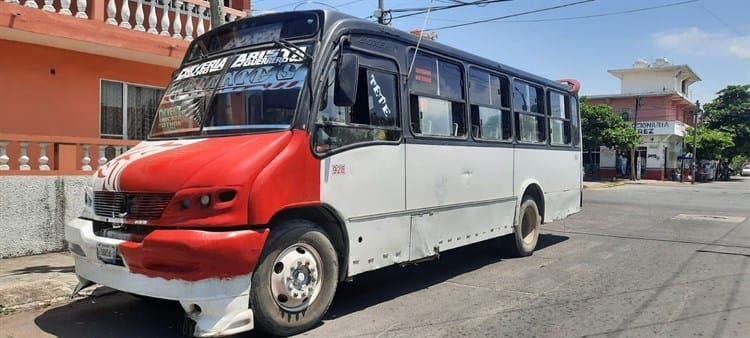 En Veracruz, sujeto salta de un camión y se lastima; escapaba para evitar ser anexado