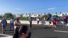 Vecinos de Colinas de Santa Fe bloquean autopista Veracruz-Cardel por falta de agua