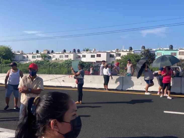 Vecinos de Colinas de Santa Fe bloquean autopista Veracruz-Cardel por falta  de agua