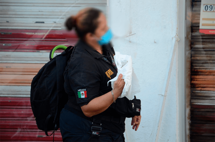 Guardia de seguridad se lesiona la mano al bajar cortina de negocio en Boca del Río
