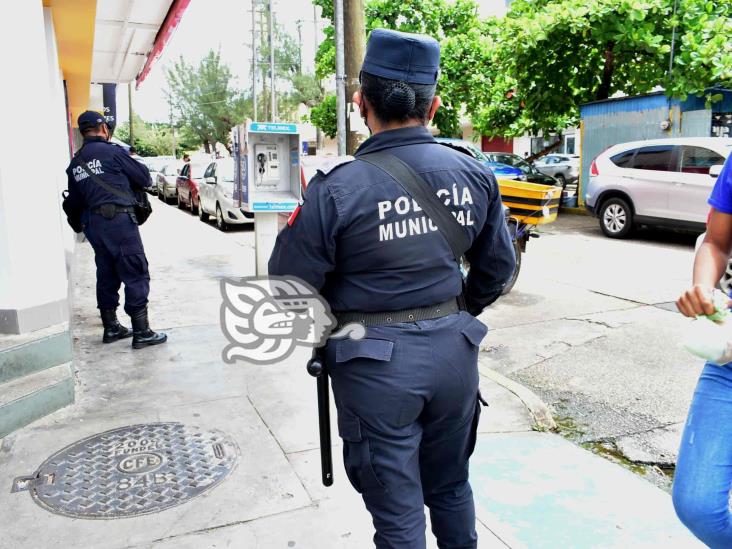 Con la pura bendición de dios, policías vigilan el Centro de Coatzacoalcos