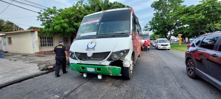 ¡Carambola! Camiones de pasaje y automóvil provocan accidente vehicular en Veracruz