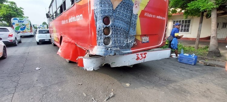 ¡Carambola! Camiones de pasaje y automóvil provocan accidente vehicular en Veracruz