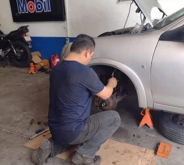 Hasta mil 200 pesos cuesta reparar el daño de un auto por caer en baches