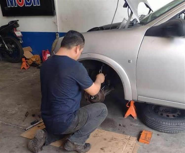 Hasta mil 200 pesos cuesta reparar el daño de un auto por caer en baches