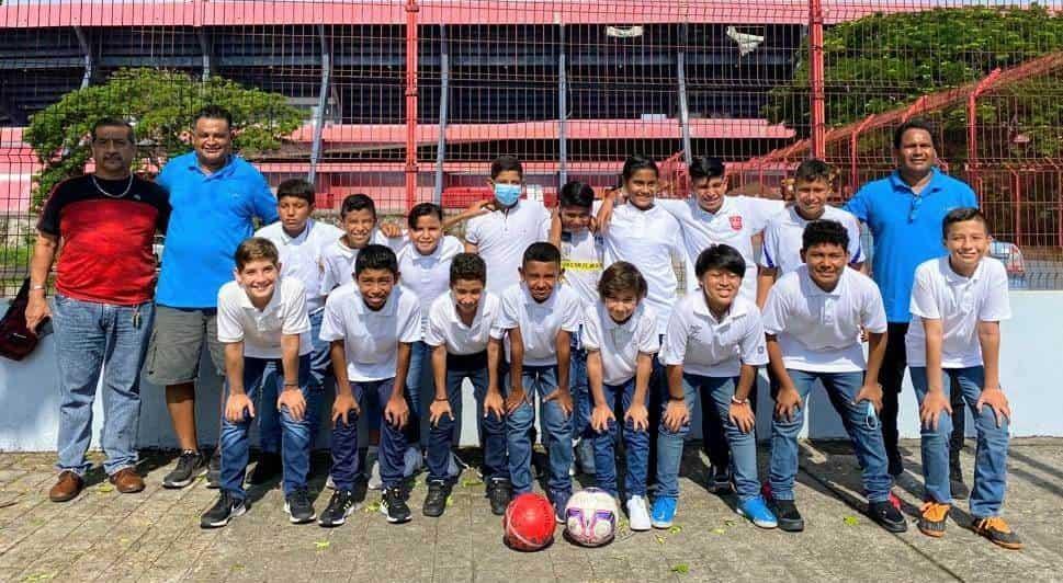 Juvenil Roberto Oropeza González participa en campeonato selectivo estatal de fútbol