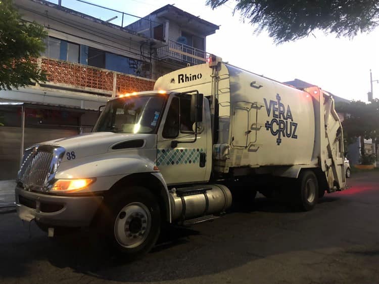 Choca automóvil contra un camión recolector de basura en el centro de Veracruz