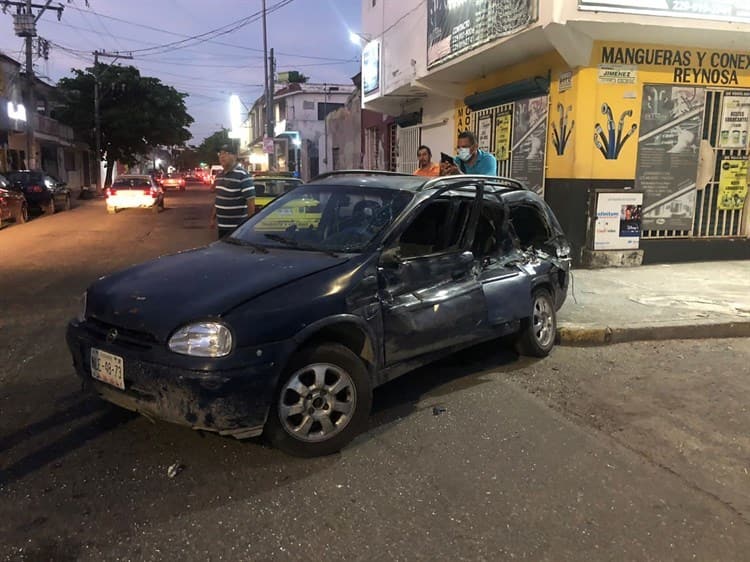 Choca automóvil contra un camión recolector de basura en el centro de Veracruz