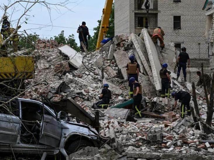 Rusia bombardea residencia en Ucrania; hay al menos 15 muertos