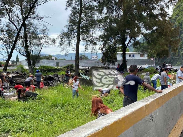 Tráiler con mercancía es saqueado por rapiñeros, tras percance en Huiloapan