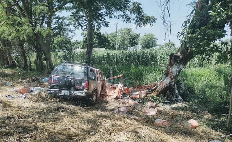 Se accidenta camioneta con cubetas de pintura, en La Granja