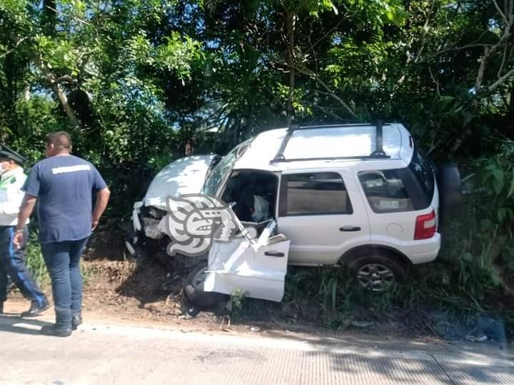 Camión choca contra una camioneta en la carretera Trancas-Coatepec