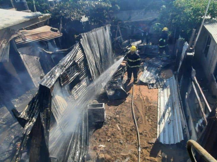 Vivienda es consumida por el fuego en la colonia Las Caballerizas en Veracruz