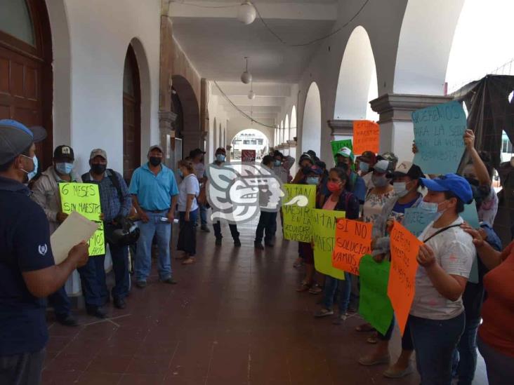 (+Video)Protestan padres de familia por falta de maestros en Telesecundaria de Sayula