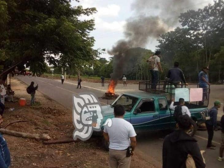 Bloquearon carretera de Soteapan; quieren mayor presupuesto para obras