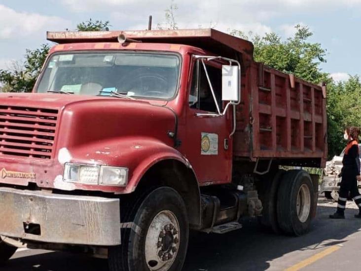 Automóvil se impacta contra camión de volteo en Tierra Blanca, hay 3 heridos