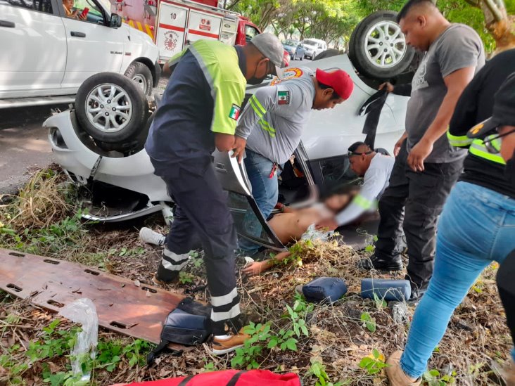 Automovilista pierde el control por exceso de velocidad, termina volcado