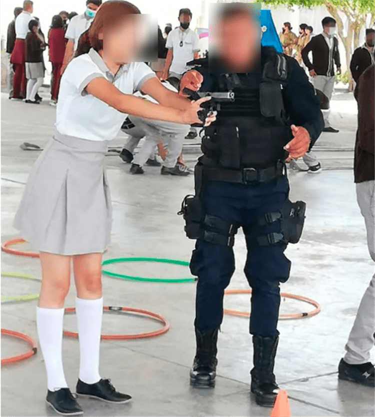 En Guanajuato, policías enseñan a estudiantes a usar pistolas y fusiles de asalto