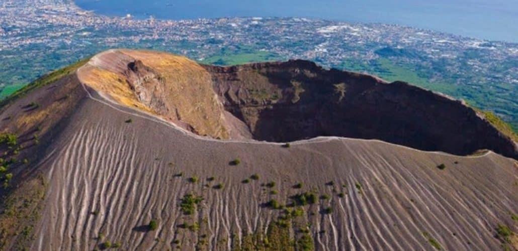 Turista cae al cráter del monte Vesubio mientras se tomaba una selfie