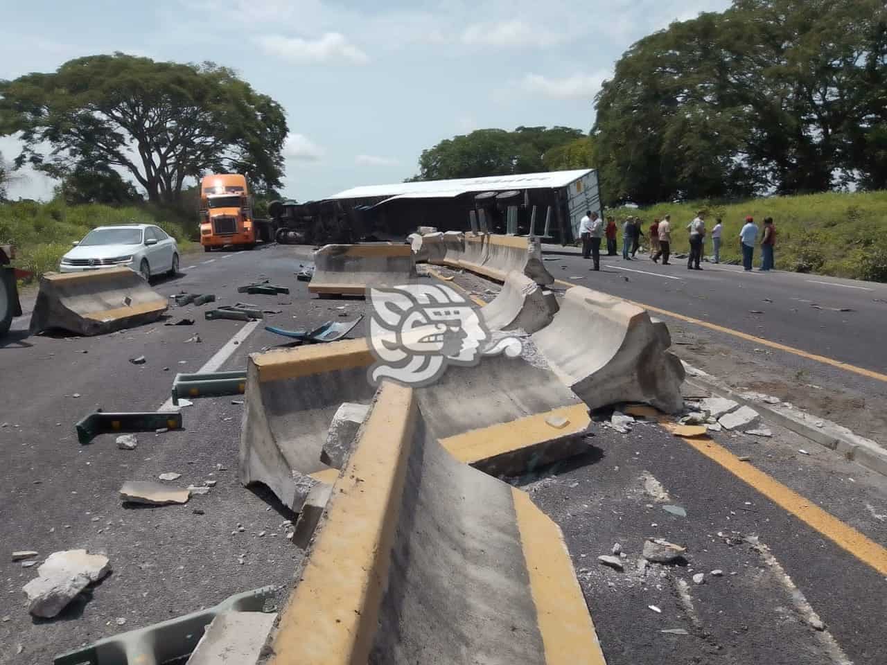 Vuelca Tráiler En Autopista La Tinaja Isla Circulación Cerrada 6354