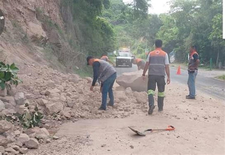 Derrumbe de tierra deja incomunicada la carretera estatal El Castillo- Actopan