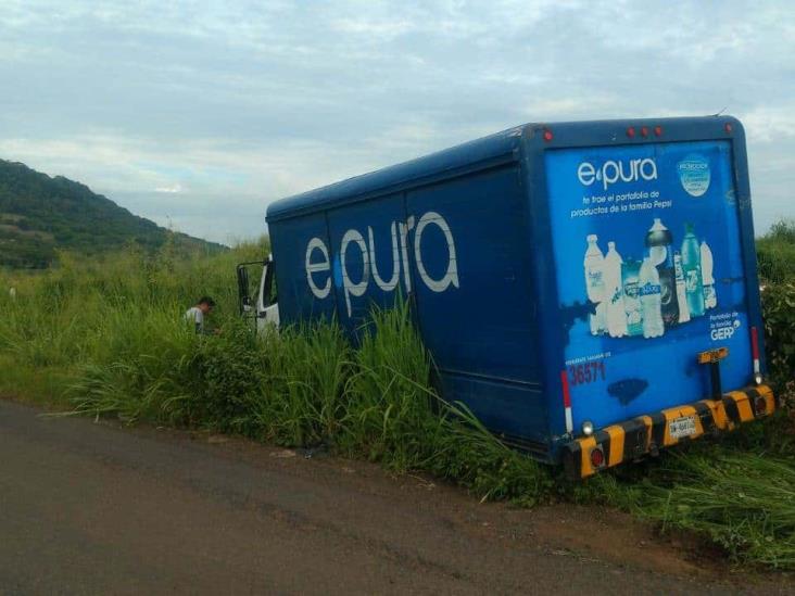 Camión repartidor de agua se queda sin frenos en carretera a San Andrés Tuxtla