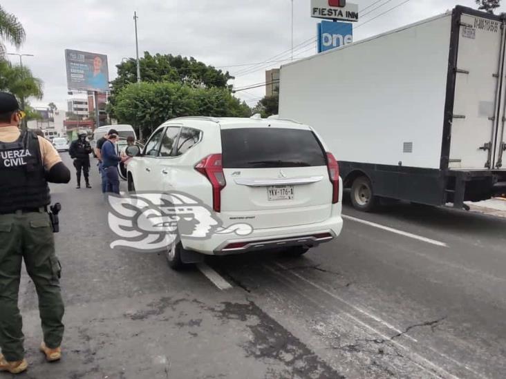 Camioneta choca y prensa a motociclista en avenida Lázaro Cárdenas de Xalapa