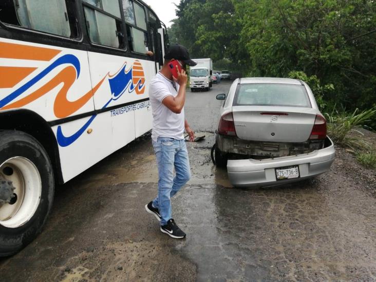 Autobús impacta a auto sobre la carretera Misantla-Martínez de la Torre