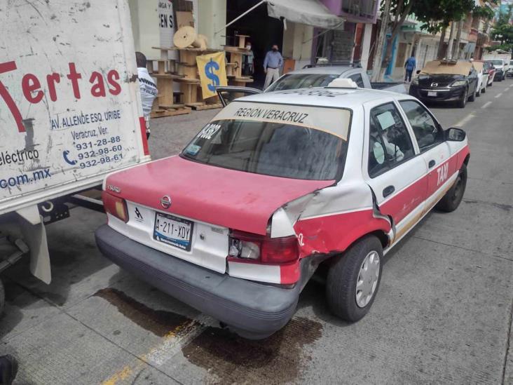 Taxista provoca una carambola tras falla mecánica en la colonia Centro en Veracruz