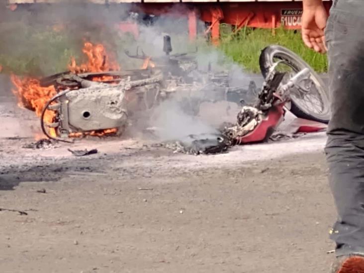 Joven termina con quemaduras tras incendiarse su motocicleta en Tierra Blanca