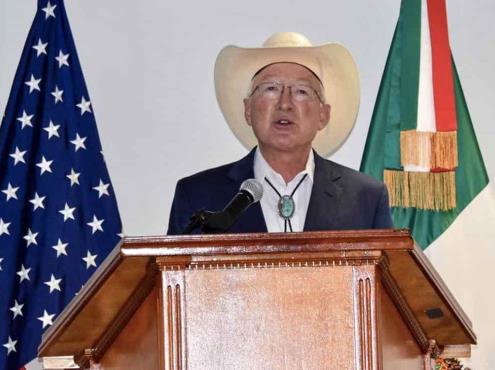 Ken Salazar pide respeto a estrategia de seguridad de México