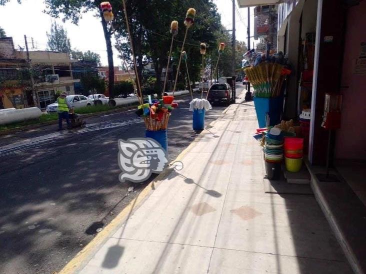 Negocios se adueñan de las banquetas en Colonia Progreso, en Xalapa
