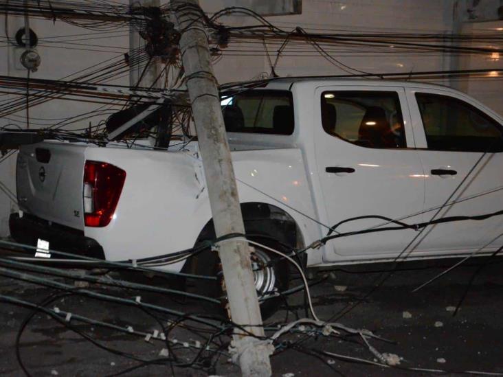 Poste de luz cae encima de una camioneta en Boca del Río