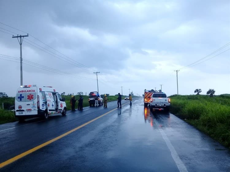 Vuelca camioneta en la carretera federal Veracruz - Alvarado