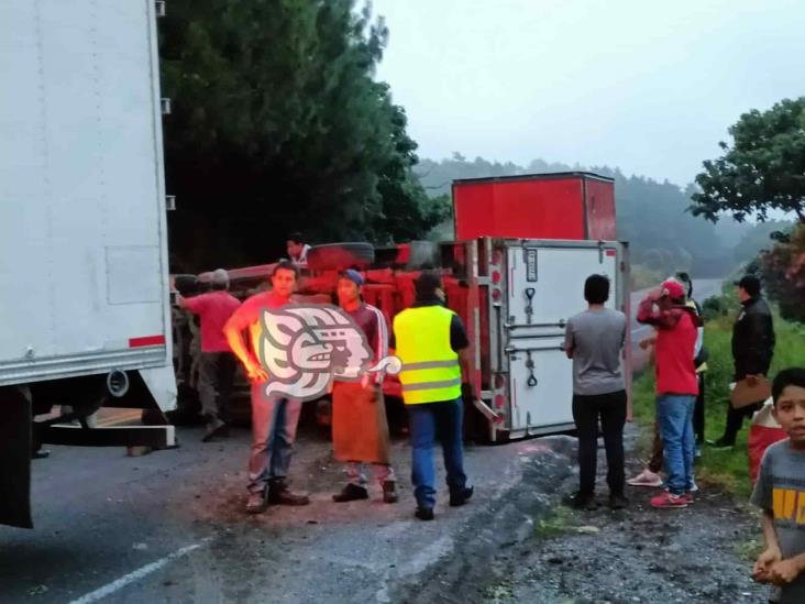 En Acajete, vuelca camioneta cargada de maseca