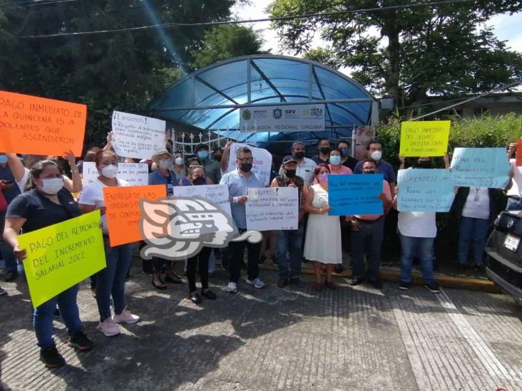 Protestan en sede de la SEV en Orizaba; acusan adeudos (+Video)