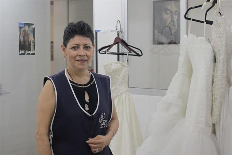 Casa Santa Ana realiza bazar con causa, ofrece vestidos de novia a bajo costo